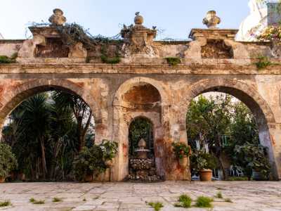 Una raffinata struttura divisoria ad archi...